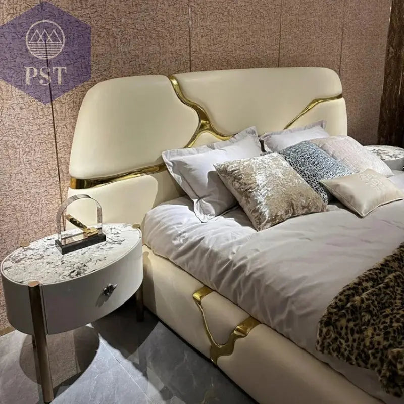 Elegantes Doppelbett im italienischen StilDoppelbett PST PS Tradings PST PS Tradings