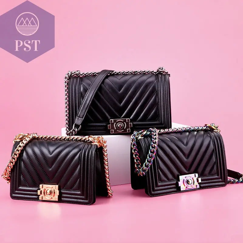 Handtaschen in schwarzem Leder als Pyramide positioniert, drei Handtaschen - PS Tradings - PS Tradings