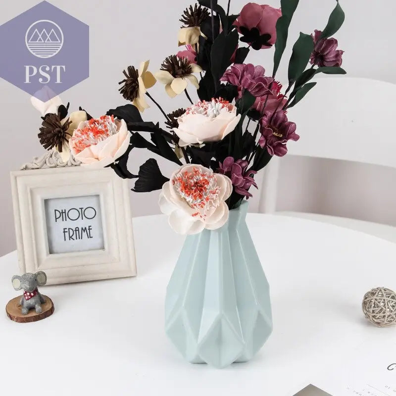 Nordic Designed Flower Vase       PST PS Tradings